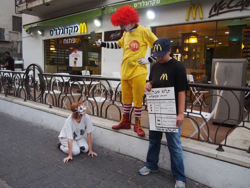 4_20131016_Ronald_McDonald_with_a_knife_outside_McDonalds